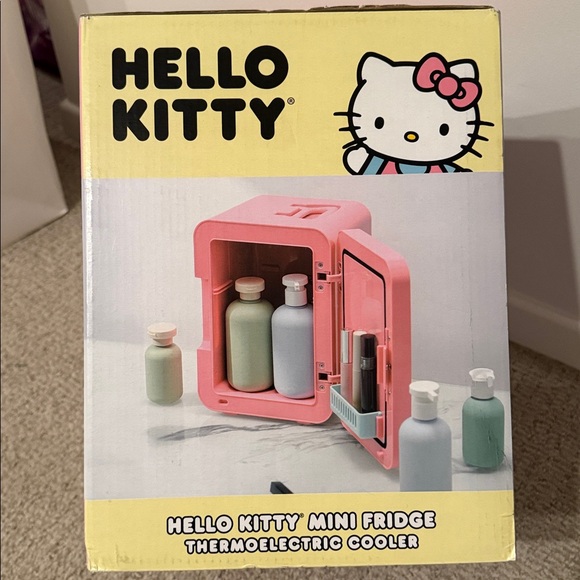 Hello Kitty Mini Fridge - Picture 2 of 4